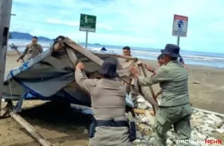 Penertiban yang dilakukan oleh Satpol PP Padang di Pantai Air Manis