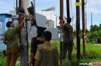 Penertiban baliho dan spanduk di Koto Tangah.