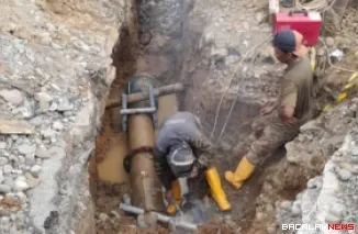 Perbaikan pipa yang bocor di Sungai Lareh, Kecamatan Koto Tangah (Dok. PDAM Padang)