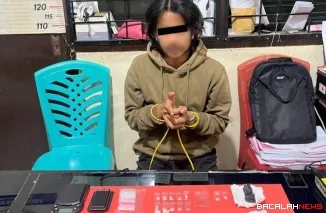 Pelaku beserta barang bukti yang diamankan.