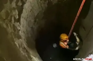 Tim SAR saat menyelamatkan warga yang jatuh ke dalam Sumur di Tanah Datar.