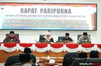 Rapat paripurna DPRD dipimpin Wakil Ketua Kamrita didampingi Wakil Ketua Nurhamdi Zahari, Sekwan Harfian Fikri dan dihadiri anggota DPRD, serta Wakil Bupati Ahmad Fadly di Pagaruyung.