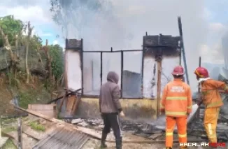 Petugas damkar saat melakukan pemadaman kebakaran rumah di Salimpaung, Kabupaten Tanah Datar. (Dok. Ist)