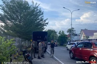 Satuan Polisi Pamong Praja Kota Padang menempatkan personel di kawasan Jalan Raya Stasiun Tabing