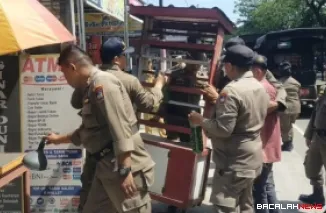 Satuan Polisi Pamong Praja Kota Padang menggelar penertiban Pedagang Kaki Lima di kawasan Kecamatan Koto Tangah pada Senin (27/4/2026) guna mengembalikan fungsi fasilitas umum bagi masyarakat