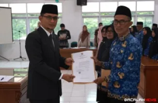 Sekdakab Abdurrahman Hadi melantik pejabat manajerial serta menyerahkan SK Bupati tentang penugasan PNS sebagai Kepala UPTD TK, SD, dan SMP, di Pagaruyung.