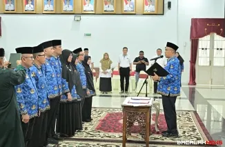 Sekretaris Daerah Provinsi Sumatera Barat Arry Yuswandi melantik delapan pejabat administrator di lingkungan Pemerintah Provinsi Sumbar di Auditorium Gubernuran