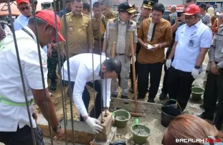 Peletakan batu pertama rumah contoh Huntap Mandiri di Kampung Tangah, Kelurahan Sungai Sarik, Kecamatan Kuranji, Kota Padang. (Dok. Humas Semen Padang)