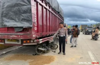 Polisi saat melakukan olah TKP kecelakaan. (Dok. Ist)