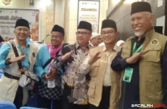 Ketua LDII Sumbar, Muchfiandi atau yang akrab disapa Andi Bayes (Paling Kanan) saat berfoto bersama Gubernur dan Ketua DPRD Sumbar)