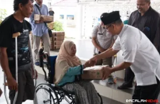 TP PKK Tanah Datar menyerahkan bantuan sembako kepada penyandang disabilitas di Gazebo Indojolito, Batusangkar.