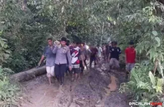 Proses evakuasi yang dilakukan oleh pihak Kepolisian.