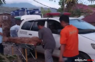 Jenazah korban saat dibawa ke RSUD Tuanku Imam Bonjol Lubuk Sikaping untuk dilakukan visum luar sebagai bagian dari proses penanganan.