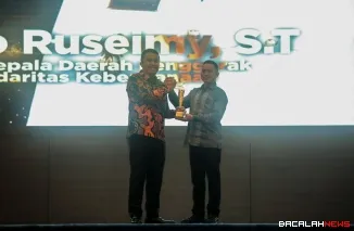 Wakil Gubernur Sumatera Barat (Wagub Sumbar) Vasko Ruseimy menerima penghargaan Parlemen Jurnalis Awards 2026 sebagai Wakil Kepala Daerah Penggerak Solidaritas Kebencanaan