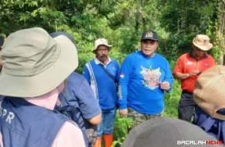 Verry Mulyadi saat melakukan peninjauan lokasi bersama sejumlah pihak terkait di kawasan Kelurahan Batu Gadang, Padang Besi dan Kelurahan Baringin.