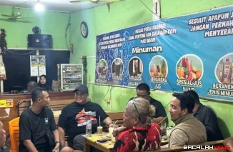 Verry Mulyadi saat berdiskusi bersama jurnalis media online.