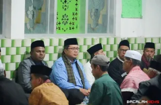 Wabup Ahmad Fadly berbuka puasa bersama dengan remaja dan jamaah Masjid Nurul Iman Nagari Bungo Tanjung, Kecamatan Batipuh.