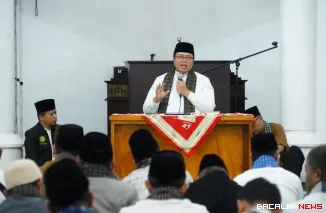 Wabup Ahmad Fadly bersama pejabat Eselon II dan III Pemkab mengikuti Iktikaf di Masjid Nurul Amin Pagaruyung.