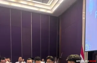 Wasekjen Apkasi Eka Putra menyerahkan santunan kepada anak yatim usai rapat dewan pengurus Apkasi di Jakarta.