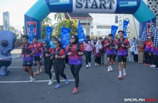 Wakil Wali Kota Padang Maigus Nasir didampingi Ketua GOW Kota Padang Sri Hayati Maigus Nasir secara resmi,  melepas peserta Grand Launching Blue Ocean Minang (BOM) Run 2026, di Halaman Gedung Bagindo Aziz Chan Youth Center, Minggu (12/4/2026)