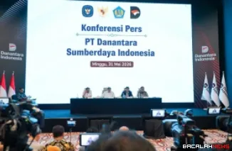 Menko Perekonomian, Airlangga Hartarto didampingi Menteri Keuangan, Kepala BAKOM RI, COO Danantara, Sesmenko Perekonomian pada Konferensi Pers terkait Persiapan Operasional PT DSI di Wisma Danantara Jakarta, Ahad.  (humas)