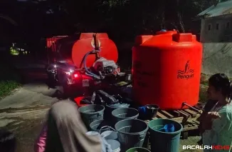 Pendistribusian air bersih yang dilakukan Pemko Padang. (Dok. Humas BPBD Padang)
