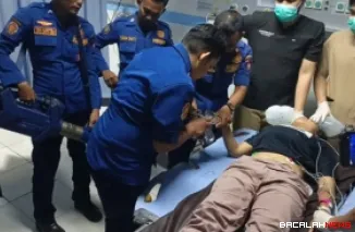 Penanganan karyawan cafe yang jarinya terjepit mesin penggiling di RSUP M. Djamil Padang. (Dok. Damkar Padang)