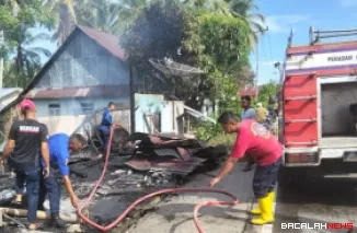 Kebakaran di Pessel, hanguskan rumah dan usaha pencucian kendaraan. (Dok. Dinas Damkar Pessel)