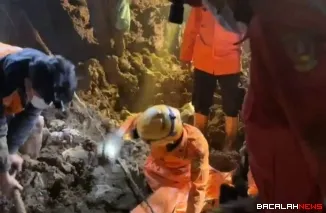 Personil SAR saat melakukan evakuasi korban longsor di Agam.