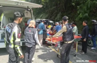 Polisi saat melakukan olah evakuasi korban kecelakaan. (Dok. Ist)
