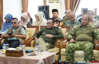 Bupati Eka Putra didampingi Ketua DPRD Anton Yondra bersama instansi terkait menetapkan masa tanggap darurat bencana selama 14 hari pascabencana banjir dan tanah longsor, dalam rapat bersama di Indojolito Batusangkar.