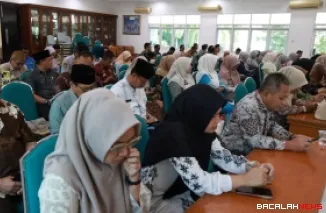 Pengguna Anggaran (PA) dan Kuasa Pengguna Anggaran (KPA) di Lingkup Pemkab Tanah Datar mengikuti Bimtek Pengadaan Barang dan Jasa di Aula Kantor Bupati.