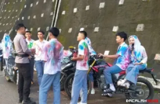 Personel Polsek Sungayang melakukan patroli dan penertiban terhadap pelajar yang merayakan kelulusan secara berlebihan di Kecamatan Sungayang