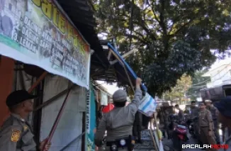 Satpol PP Padang melakukan penertiban lapak PKL.