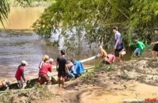 Evakuasi korban longsor tambang emas ilegal di Kampung Sintuk, Nagari Guguak, Kecamatan Koto VII, Kabupaten Sijunjung, beberapa waktu lalu. (Dok. Ist)