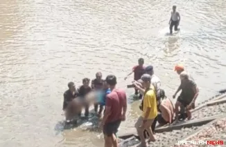 Penemuan mayat korban yang hanyut di bandar kali. (Dok. BPBD Padang)