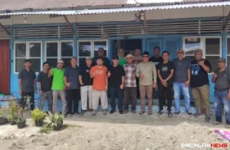 Wakil Ketua DPRD Kota Padang Osman Ayub meninjau kegiatan gotong royong,  untuk pembangunan renovasi rumah Tahfiz Masjid Raya Pasa Gadang Kecamatan Padang Selatan bersama tokoh masyarakat. Minggu (3/5/2026).