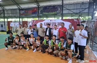 Wakil Ketua DPRD Padang Jupri Maadang, Ketua KONI Padang Erianto Mahmuda dan Sekretaris Dinas Pemuda Olahraga foto bersama usai pembukaan kejuaraan Sepak Takraw 2026 di Lapangan futsal BB Balai Baru depan SMA 5 Padang.