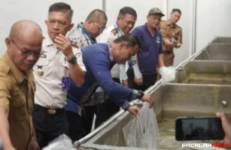 Wako Hendri Arnis Bersama Kakanwil Ditjenpas Sumbar Lepas Bibit Ikan di Rutan Padang Panjang