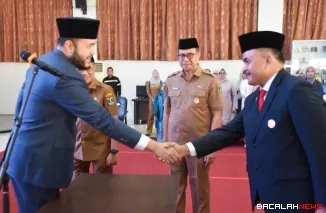 Wali Kota Padang Fadly Amran, melantik Raju Minropa sebagai Sekretaris Daerah (Sekda) Kota Padang. Pelantikan dan pengambilan sumpah jabatan berlangsung di Aula Bagindo Aziz Chan, Balai Kota Padang Aie Pacah, Senin (4/5/2026).