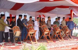 Wakil Wali Kota Padang, Maigus Nasir, bertindak selaku pembina upacara peringatan Hari Pendidikan Nasional (Hardiknas) dan Hari Otonomi Daerah di Lapangan Apeksi Balai Kota Padang, Aia Pacah, Sabtu (2/5/2026).