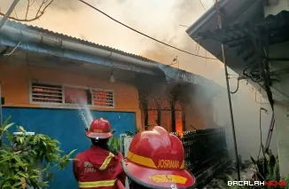 Puluhan petak rumah kontrakan di kawasan Kampung Jao Dalam, Kecamatan Padang Barat, Kota Padang, ludes terbakar akibat kebakaran hebat yang terjadi pada Jumat