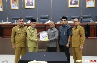 Ketua DPRD Kota Padang  Muaharlion menerima laporan bersama Wakil Ketua DPRD Padang Mastilizal Aye dan Jufri yang di saksikan Walikota Padang Fadly Amran dan wakil walikota padang Maigus Nasir