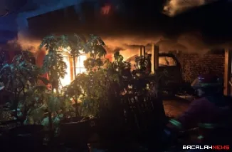 Kebakaran hebat menghanguskan dua unit rumah di Perumahan Puskud, Kelurahan Koto Panjang Ikua Koto, Kecamatan Koto Tangah, Kota Padang