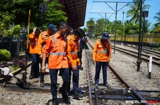 KAI Divre II Sumbar cek jalur Padang Naras. (Dok. Humas KAI Divre II Sumbar)