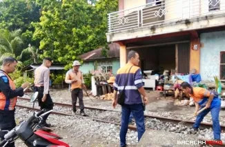 KAI Divre II Sumbar tutup perlintasan liar di Pariaman.