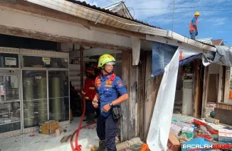 Kebakaran melanda sebuah rumah yang juga digunakan sebagai depot air dan Warung P&D di Komplek Vila Raya Indah Blok C2, Kelurahan Alai Parak Kopi, Kecamatan Padang Utara