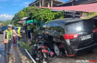 Kecelakaan beruntun di Sungai Tarab Tanah Datar, Toyota Innova tabrak dua kendaraan dan bengkel warga