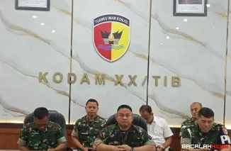 Kepala Penerangan Kodam XX/TIB Kolonel Kav Taufiq saat melakukan konferensi pers.
