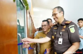 Peresmian Rumah Restorative Justice ditandai dengan pemotongan pita oleh Bupati Tanah Datar dan Kajari Tanah Datar yang didampingi Wakil Bupati Ahmad Fadly serta Sekretaris Daerah Abdurrahman Hadi.